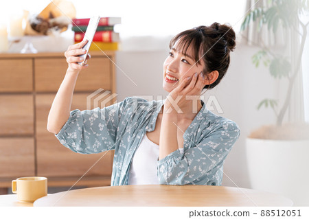 看智能手機的少婦 88512051