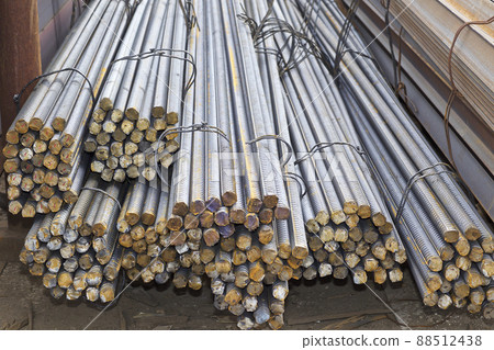 Reinforcing bars with a periodic profile in the packs are stored in the metal products warehouse 88512438