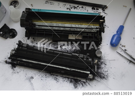 Charging the laser printer cartridge with toner powder Charging the laser printer cartridge with toner powder 88513019