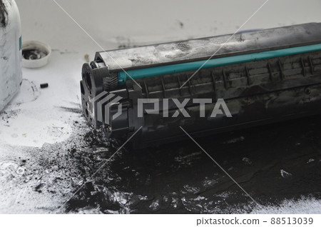 Charging the laser printer cartridge with toner powder 88513039