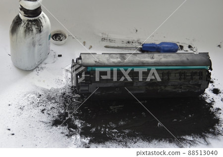 Charging the laser printer cartridge with toner powder 88513040