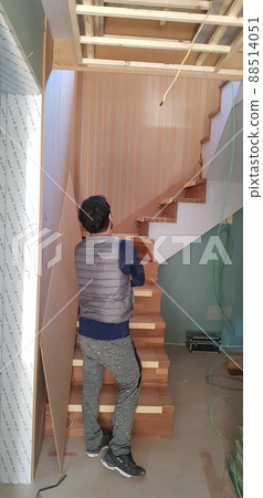 木工。建築工地。木材。室內。木匠。工匠。 木工。建築工地。木材。室內。木匠。工匠。 88514051