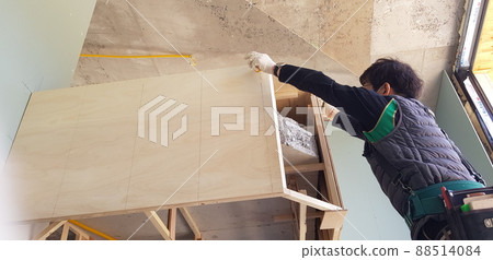 木工。建築工地。木材。室內。木匠。工匠。 木工。建築工地。木材。室內。木匠。工匠。 88514084