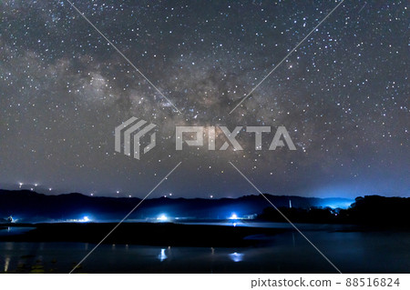 從宮崎縣久島市一里崎浜的風力發電站,銀河在星空中橫向流動 從宮崎縣久島市一里崎浜的風力發電站,銀河在星空中橫向流動 88516824