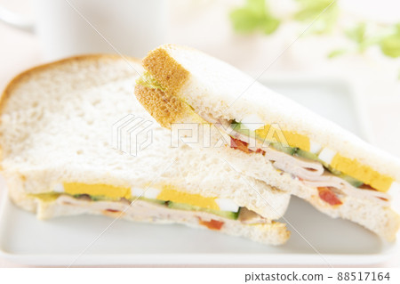 全麥三明治和熱咖啡，配上美味的蔬菜、雞蛋和獅子香腸 88517164