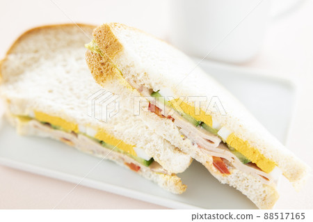 全麥三明治和熱咖啡，配上美味的蔬菜、雞蛋和獅子香腸 88517165