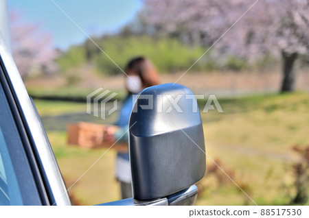 在櫻花公園享受戶外活動的女人 88517530