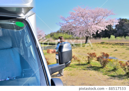 在櫻花公園享受戶外活動的女人 88517533