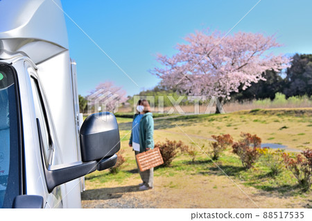 在櫻花公園享受戶外活動的女人 88517535