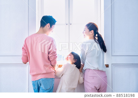 Image cut of a close family 88518198