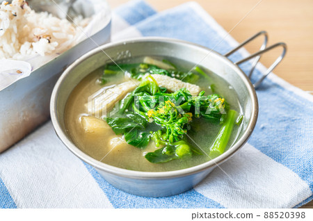 Rape blossom miso soup 88520398
