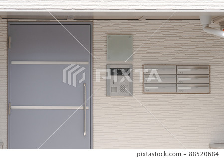 Apartment entrance, mailbox 88520684