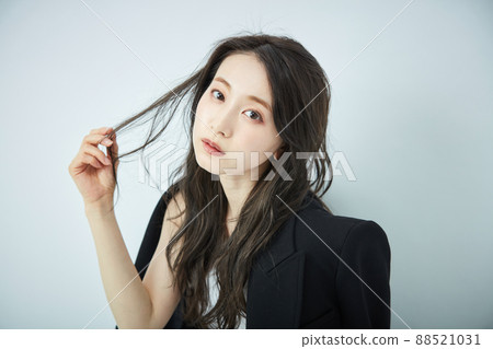 肩夾克的時尚少婦 88521031