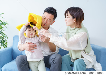 A child wearing a disaster prevention hood 88521886