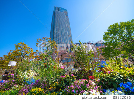 日本東京城市景觀,可欣賞到春天的花朵、蔚藍的天空、東京中城等。 日本東京城市景觀,可欣賞到春天的花朵、蔚藍的天空、東京中城等。 88522086