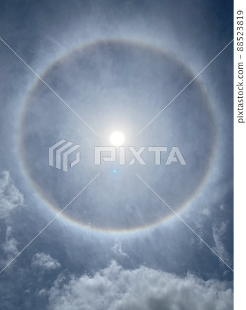 A large ring around the sun 88523819