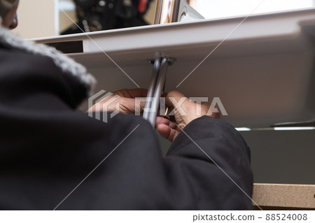 Hand to attach the faucet 88524008