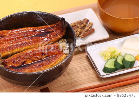 Eel bowl, eel kabayaki, bone cracker, liver sucking meal Eel bowl, eel kabayaki, bone cracker, liver sucking meal 88525473