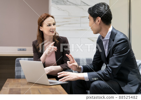 Foreign women and Japanese men talking face-to-face Global Business English School Image Foreign women and Japanese men talking face-to-face Global Business English School Image 88525482