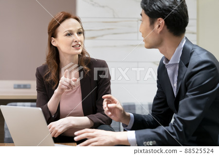 外國女性與日本男性交談 Global Business English School Image 88525524