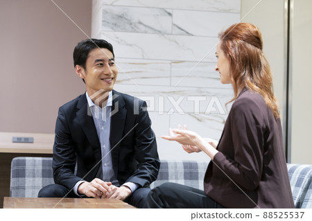 Foreign women and Japanese men talking face-to-face Global Business English School Image Foreign women and Japanese men talking face-to-face Global Business English School Image 88525537