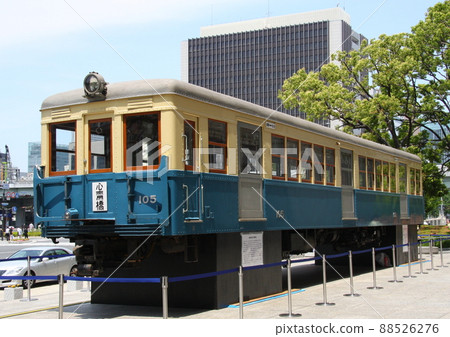 舊大阪市營地鐵105號100型機車（在大阪市政府前展出，紀念建校80週年） 88526276