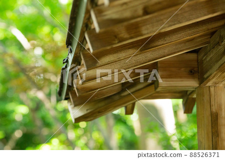 [Japan] Close-up of the eaves of the wooden roof of a park surrounded by greenery in Tokyo 88526371