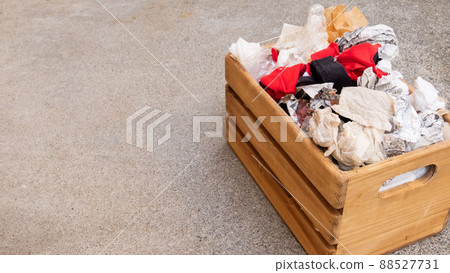 把垃圾用完。用它擦油漬和抹布，然後扔掉 88527731