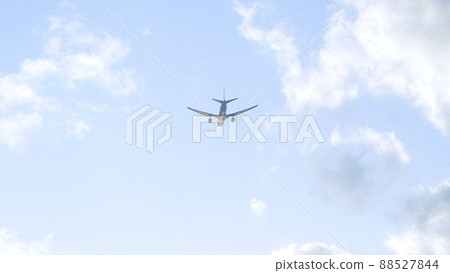 飛往成田機場的飛機飛越千葉稻毛海岸 飛往成田機場的飛機飛越千葉稻毛海岸 88527844