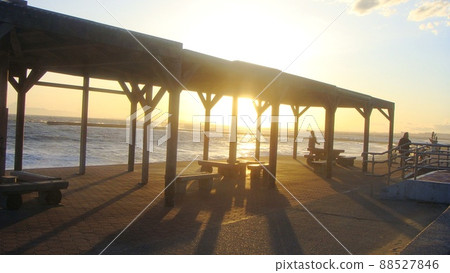 晚上的稻毛海灘休息處，照亮了步行時休息的身影 88527846