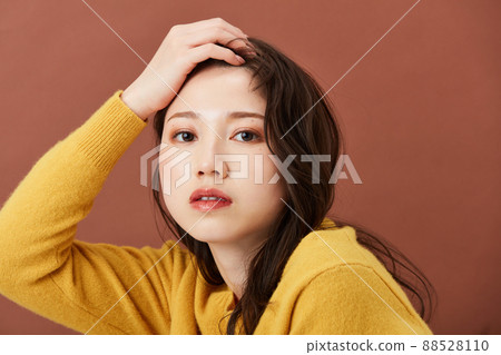 針織少女時尚的年輕女子 88528110