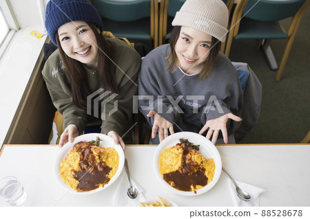 一位年輕女子在滑雪勝地餐廳展示食物 88528678