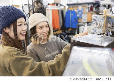 一個女人在體育用品店購物的後視圖 88529311