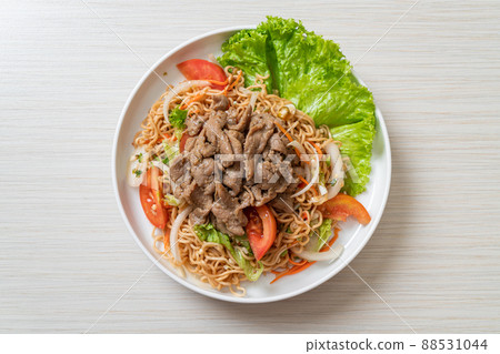 instant noodle spicy salad with pork 88531044