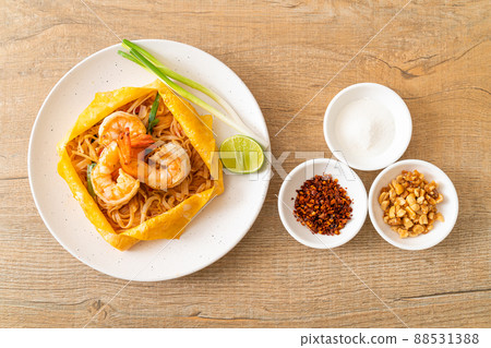 Thai stir fried noodles with shrimps and egg wrap (Pad Thai) Thai stir fried noodles with shrimps and egg wrap (Pad Thai) 88531388
