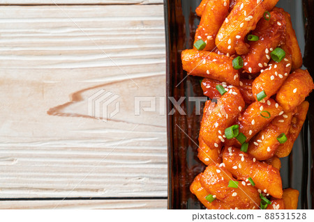 deep fried Korean rice cake (Tteokbokki) skewered with spicy sauce 88531528