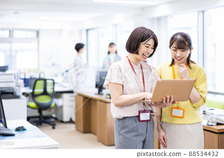 Business person having a meeting 88534432