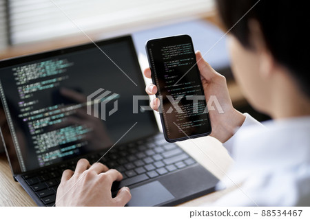 檢查代碼的操作的亞裔程序員 88534467