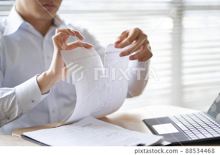 打破合同的亞裔商人 88534468