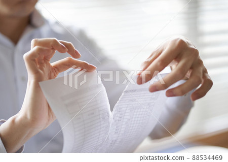打破合同的亞裔商人 88534469