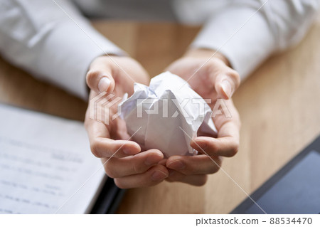 Asian businessman breaking contract 88534470