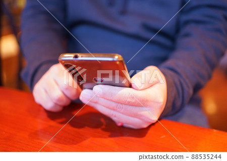操作智能手機的人 88535244