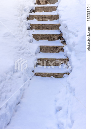 被雪掩埋的樓梯風景 88535894