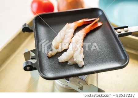 在熱三明治機中烘烤的紅蝦 88537233