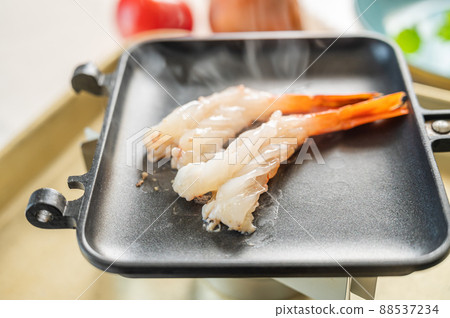 在熱三明治機中烘烤的紅蝦 在熱三明治機中烘烤的紅蝦 88537234