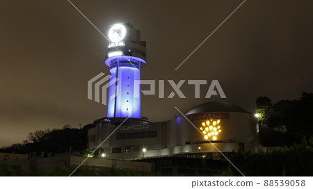 明石市天文科學博物館,部分以烏克蘭國旗的顏色點亮,以抗議俄羅斯入侵烏克蘭 明石市天文科學博物館,部分以烏克蘭國旗的顏色點亮,以抗議俄羅斯入侵烏克蘭 88539058