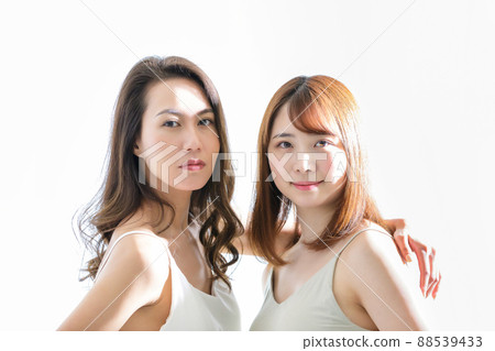 看照相機的兩位美女 88539433