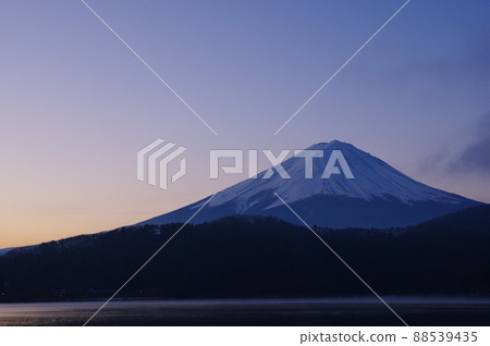 清晨從河口湖看到的冬天的富士山 清晨從河口湖看到的冬天的富士山 88539435