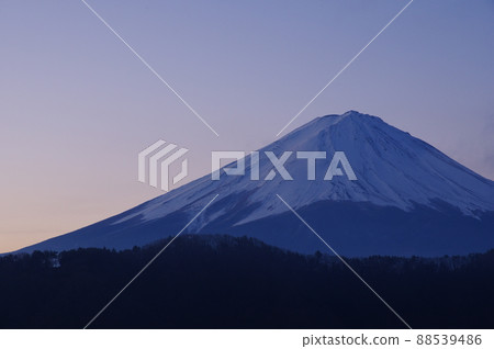 Mt. Fuji in winter seen from Lake Kawaguchi in the early morning 88539486