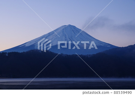清晨從河口湖看到的冬天的富士山 88539490